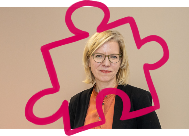 Portrait von Leonore Gewessler überlagert von einem pinken Puzzleteil.