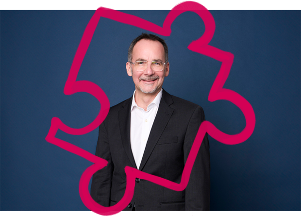 Portrait von Stefan Harasek überlagert von einem pinken Puzzleteil.