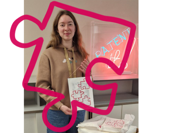 Portrait von Mariia Soloviova überlagert von einem pinken Puzzleteil